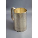 An Edwardian silver pint mug, by J.