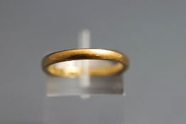 A 9 carat gold wedding ring, 2.