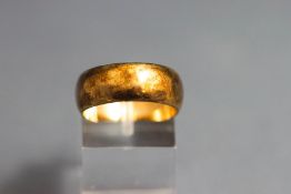 A 9 carat gold wedding ring, 5.