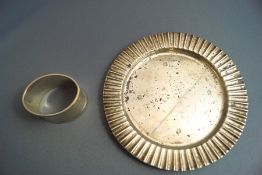 A flat silver dish, Sheffield 1973, 14cm diameter, 112 g (3.