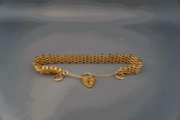 A 9 carat gold gate link bracelet, 20.