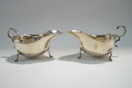 A near matched pair of silver sauce boats, Sheffield 1911 and 1912, of usual cut rim form, 180 g (5.