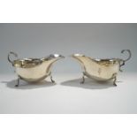 A near matched pair of silver sauce boats, Sheffield 1911 and 1912, of usual cut rim form, 180 g (5.