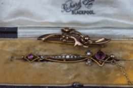 An Edwardian garnet and split pearl brooch, stamped '9ct',