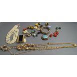 A small quantity of costume jewellery