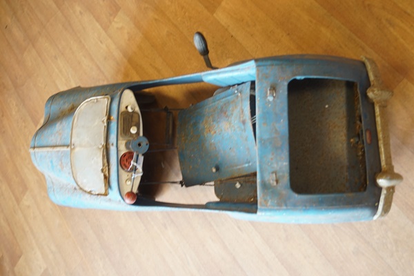 A 1950's Tri-ang child's pedal car, with working 'radio', - Image 2 of 6