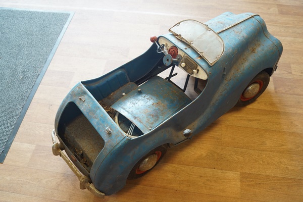 A 1950's Tri-ang child's pedal car, with working 'radio', - Image 6 of 6