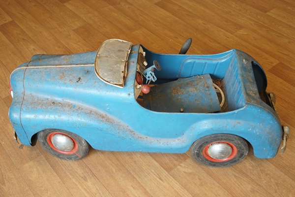 A 1950's Tri-ang child's pedal car, with working 'radio', - Image 3 of 6