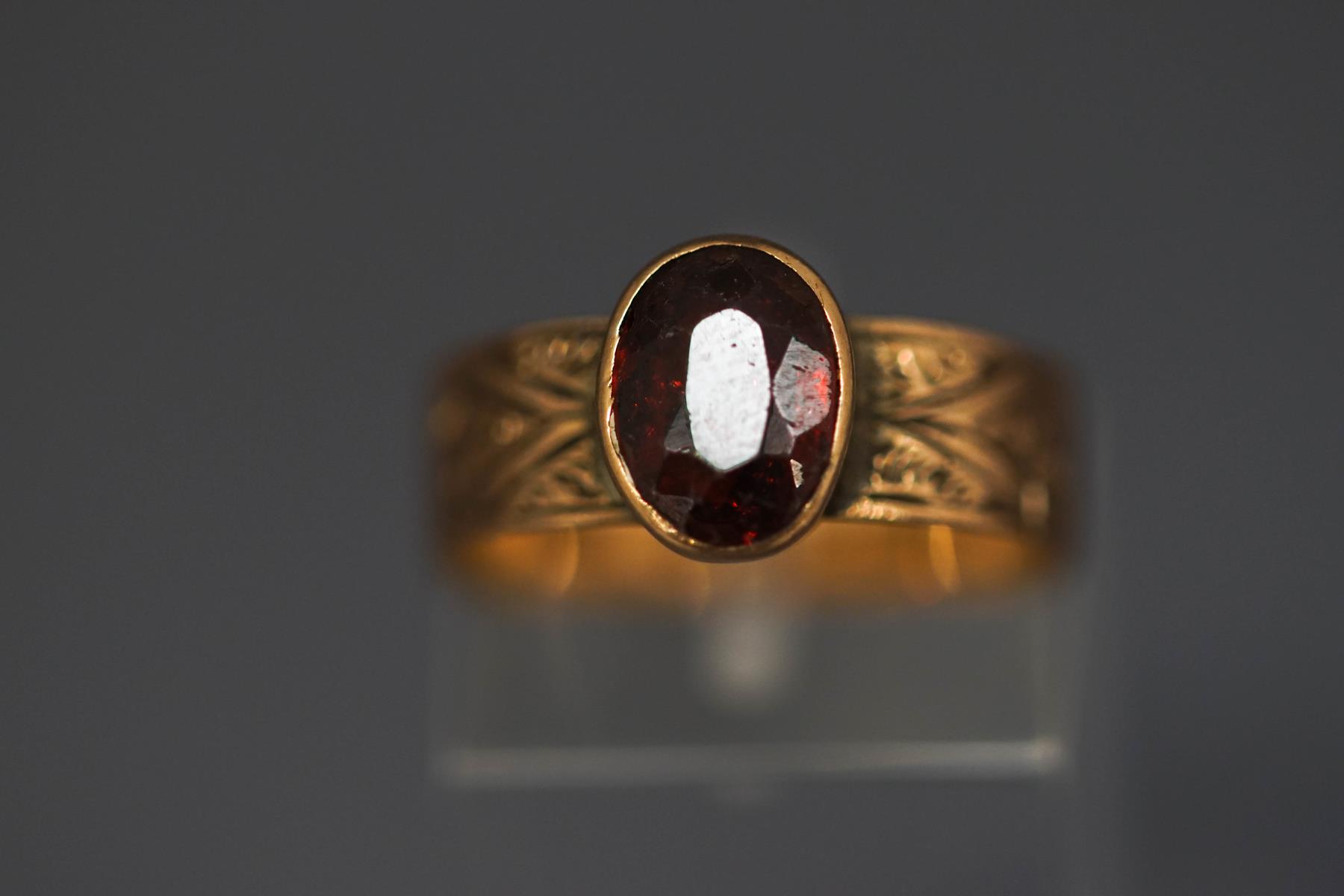 A 9 carat gold garnet ring, finger size M, 3.