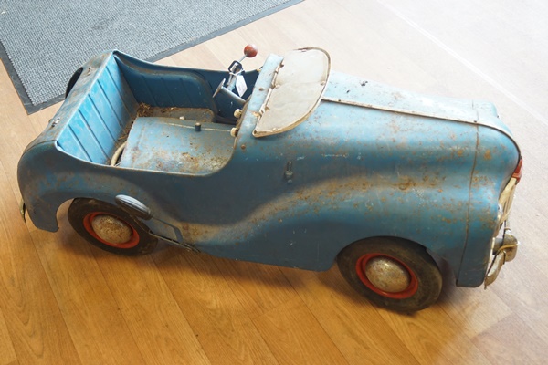 A 1950's Tri-ang child's pedal car, with working 'radio', - Image 5 of 6