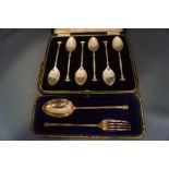 A cased set of six silver seal top tea spoons,