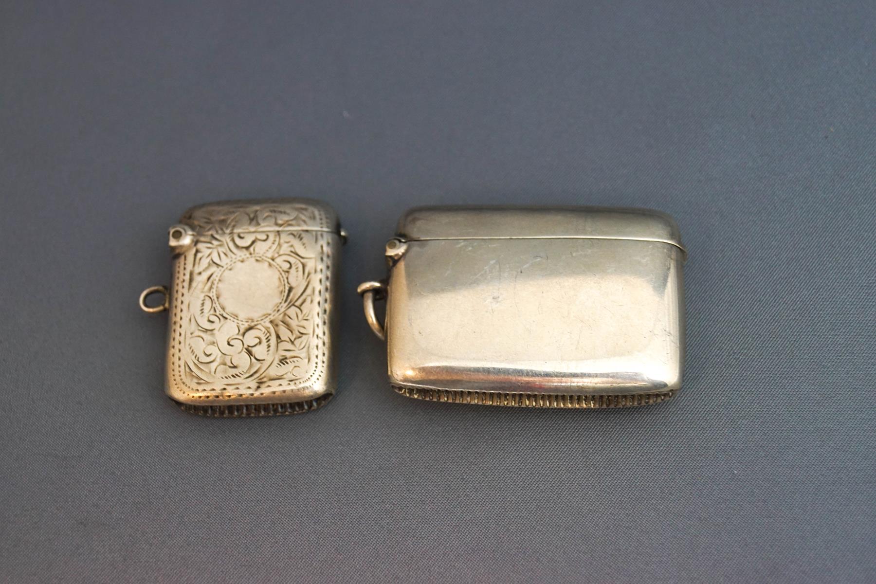 A plain silver vesta case; and another with engraved decoration; 39 g (1. - Image 2 of 2