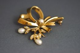 A 9 carat gold freshwater pearl and diamond spray brooch, 3.2 cm long, 4.