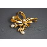 A 9 carat gold freshwater pearl and diamond spray brooch, 3.2 cm long, 4.