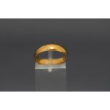 A 22ct gold wedding ring, 5.