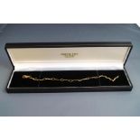 A 9ct gold bracelet, of alternating oval and S shaped links, 19.2 cm long, 4.