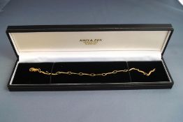 A 9ct gold bracelet, of alternating oval and S shaped links, 19.2 cm long, 4.