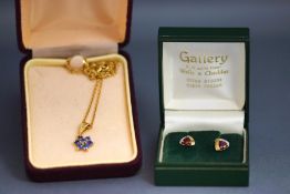 An 18 carat gold seven stone sapphire cluster pendant, on an 18 carat gold chain, 4.