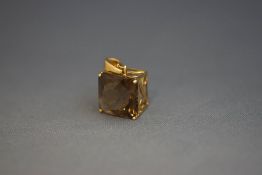 A 9ct gold single stone smokey quartz pendant, 4.