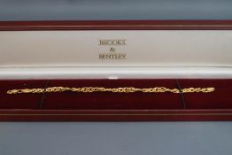 A 9 carat gold bracelet, of double curb links, 18.5 cm long, 2.