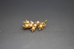 A 9 carat gold cultured pearl spray brooch, 3.4 cm long, 3.