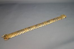 A two colour bracelet, stamped '585, 1.7 cm wide, 21.