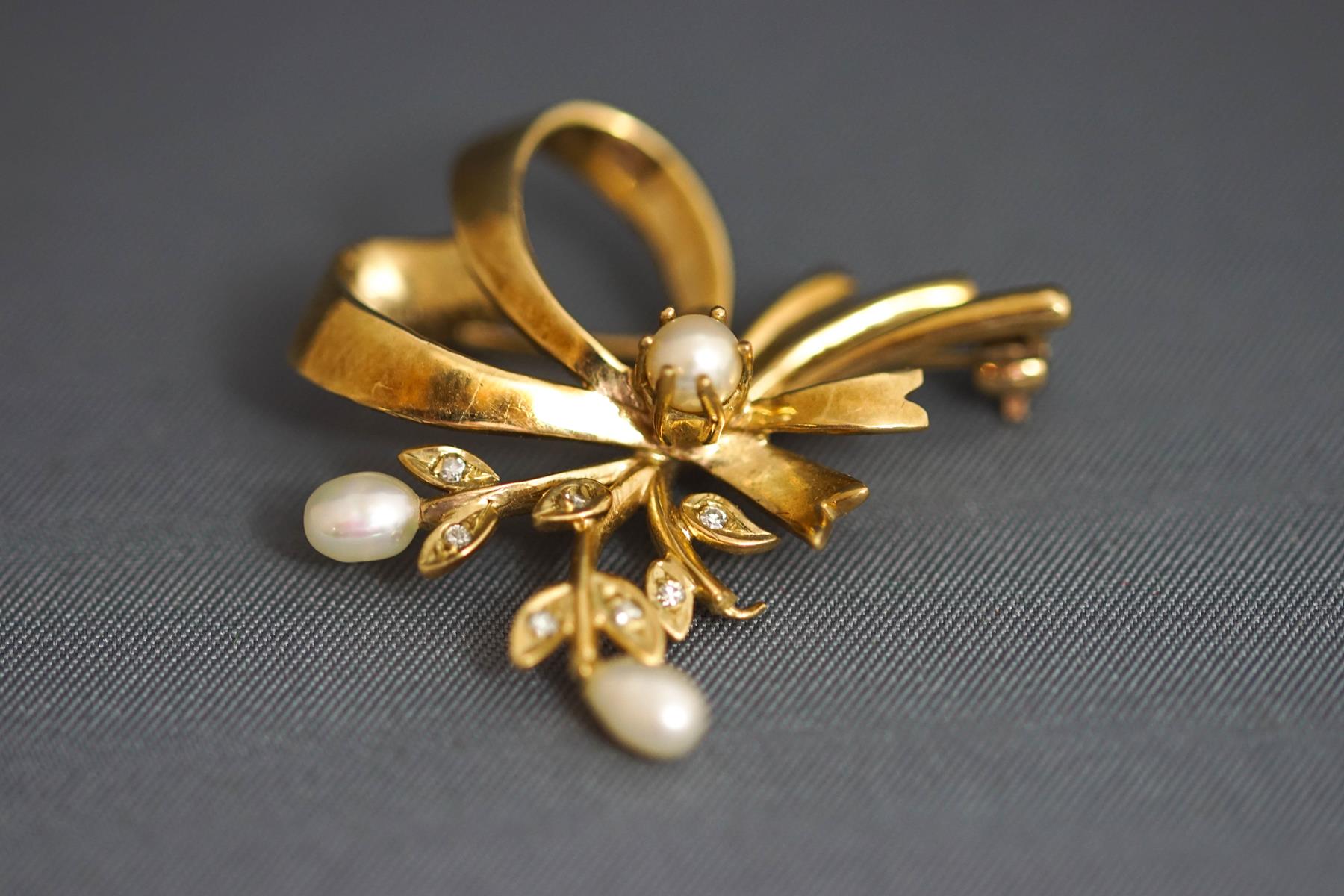 A 9 carat gold freshwater pearl and diamond spray brooch, 3.2 cm long, 4. - Image 2 of 2