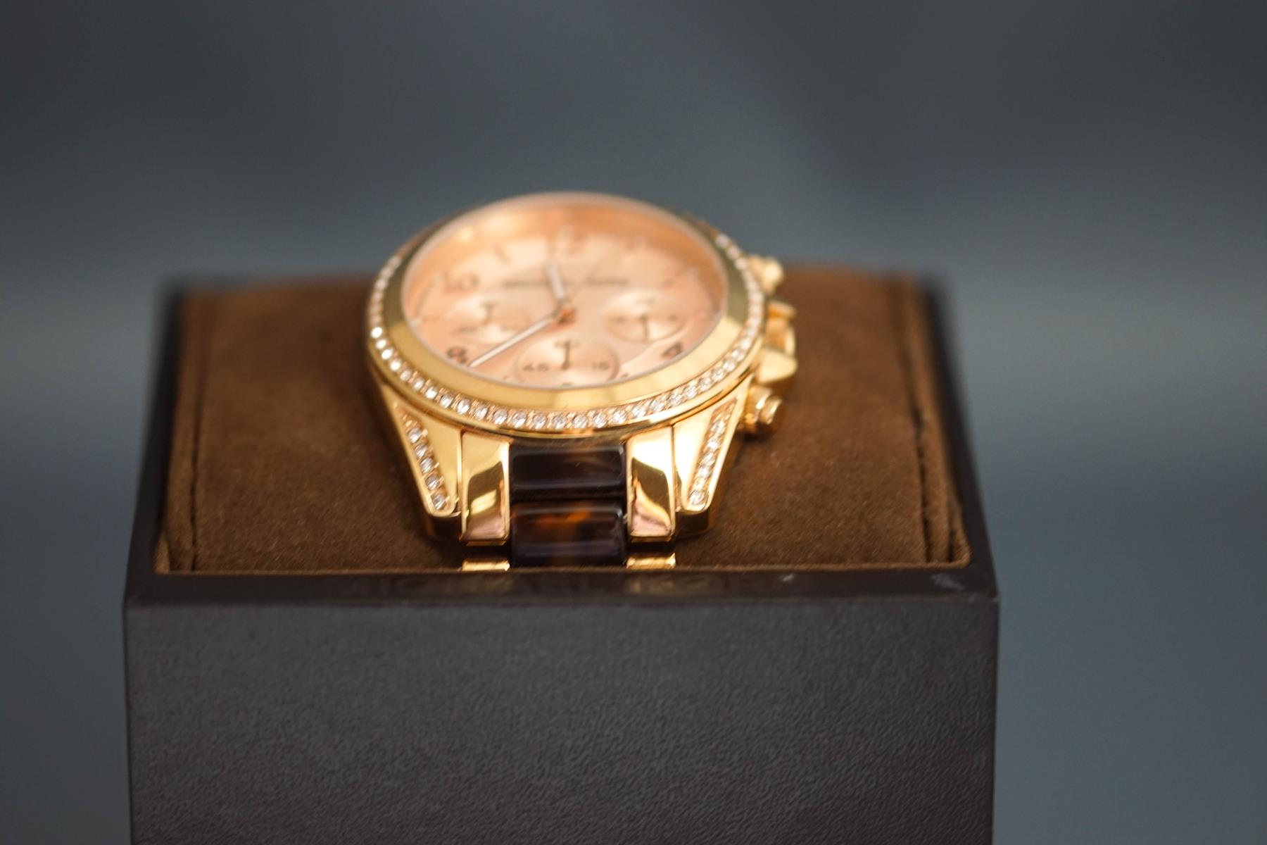 Michael Kors, a plated and tortoiseshell effect bracelet chronograph wristwatch, - Image 4 of 5