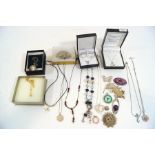 A quantity of assorted jewellery,