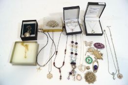A quantity of assorted jewellery,