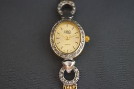 Oro, a diamond set lady's quartz bracelet watch, stamped '9kt', 19.