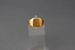 A 9 carat gold signet ring, finger size N, 2.