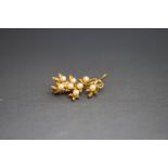 A 9 carat gold cultured pearl spray brooch, 3.4 cm long, 3.