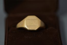 A 9 carat gold signet ring, finger size U, 5.