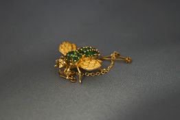 An emerald set bee brooch, stamped '14K', stones set to the abdomen and thorax, 2.5 cm long, 7.