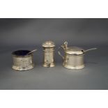 A miniature three piece silver cruet set, Birmingham 1927, with glass liners and spoons, 40 g (1.