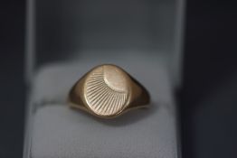 A 9 carat gold signet ring, finger size W, 6.