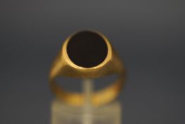 A 9 carat gold and onyx signet ring, finger size P, 5.