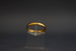 A 22 carat gold wedding ring, 3.