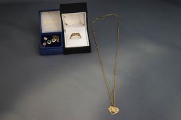 A 9 carat gold 'Special Nan' pendant on a chain; a Mum ring;