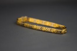 A two colour bracelet, stamped '750', 18.5 cm long, 25.