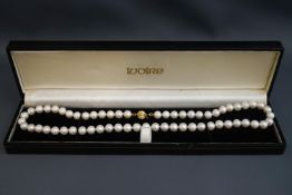 A uniform row of cultured pearls, the sixty pearls of approximately 6.