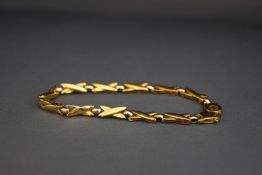 A 9 carat gold white and yellow bracelet, of kiss links, 8.