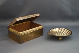 A silver shell butter dish, Sheffield 1910, on three ball supports, 61 g (1.