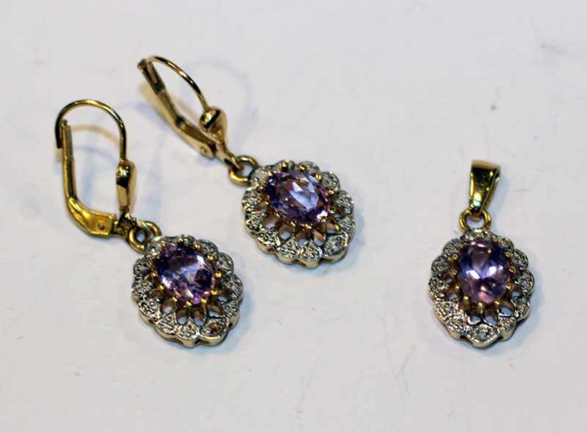 Paar 14 k Weiß- und Gelbgold Ohrhänger mit Amethyst, L 2,5 cm und passender Anhänger, zus. 4,9 gr.