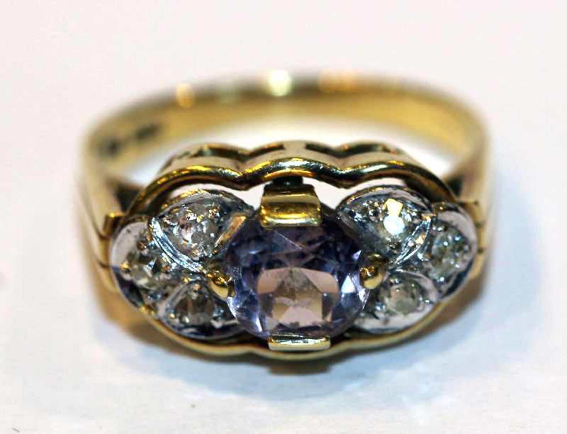 14 k Gelbgold Ring mit Amethyst und 6 in Weißgold gefaßten Diamanten, 3,7 gr., Gr. 53