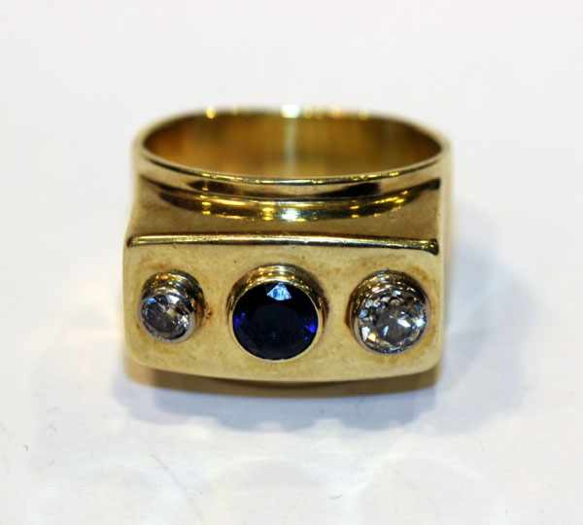 14 k Gelbgold Ring mit 2 Diamanten und 1 Safir, Gr. 53, 10,6 gr.