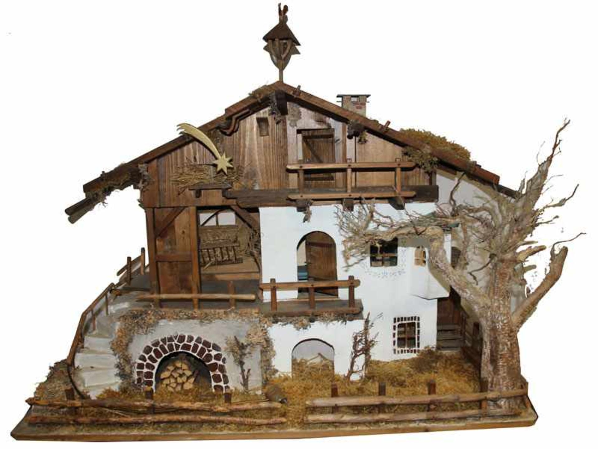 Krippenstall in Form eines Bauernhauses, schöne Handarbeit, H 100 cm, auf Platte montiert, B 120 cm,