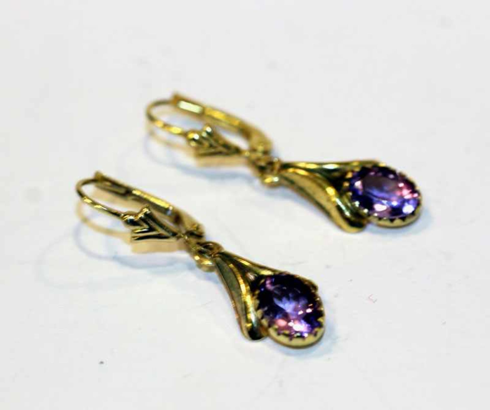 Paar 14 k Gelbgold Ohrhänger mit Amethyst, L 2,5 cm, 2,1 gr.