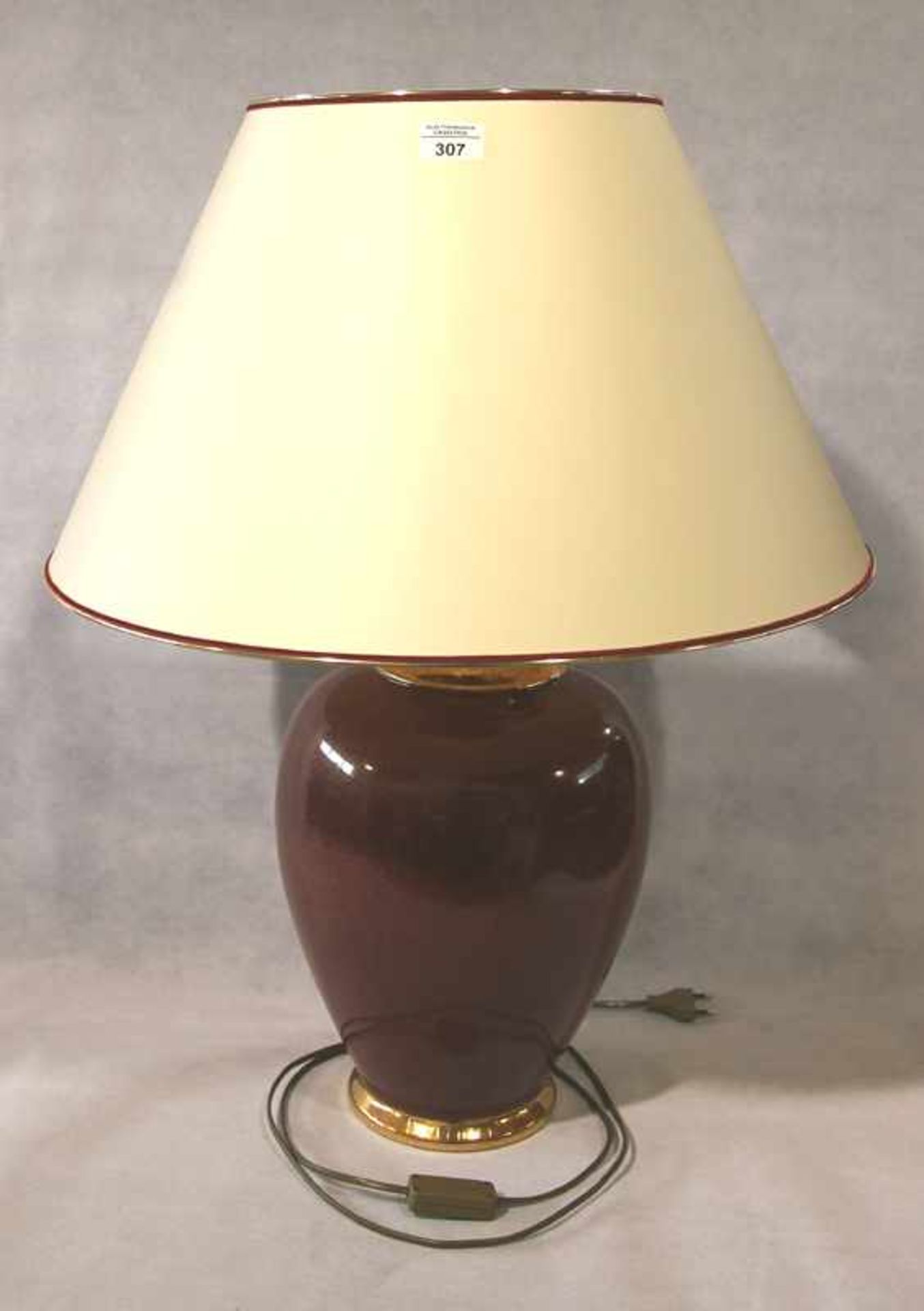Paar Tischlampen mit Keramikfuß, dunkelrot/gold und beigen Schirm, H 74 cm, D 57 cm,